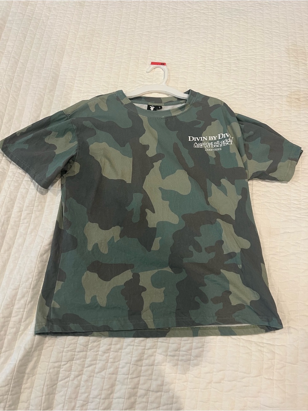 DivinbyDivin Camo tee
Size: S